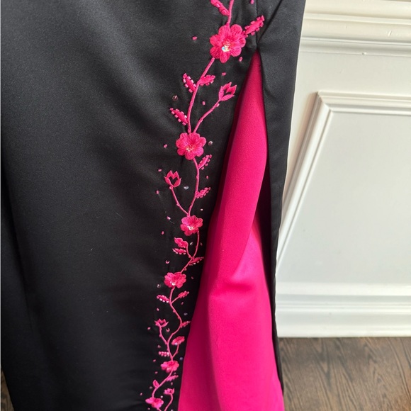 NIKI LAVIS BLACK GOWN WITH PINK FLORAL EMBROIDERY SIZE 6 - Picture 3 of 8